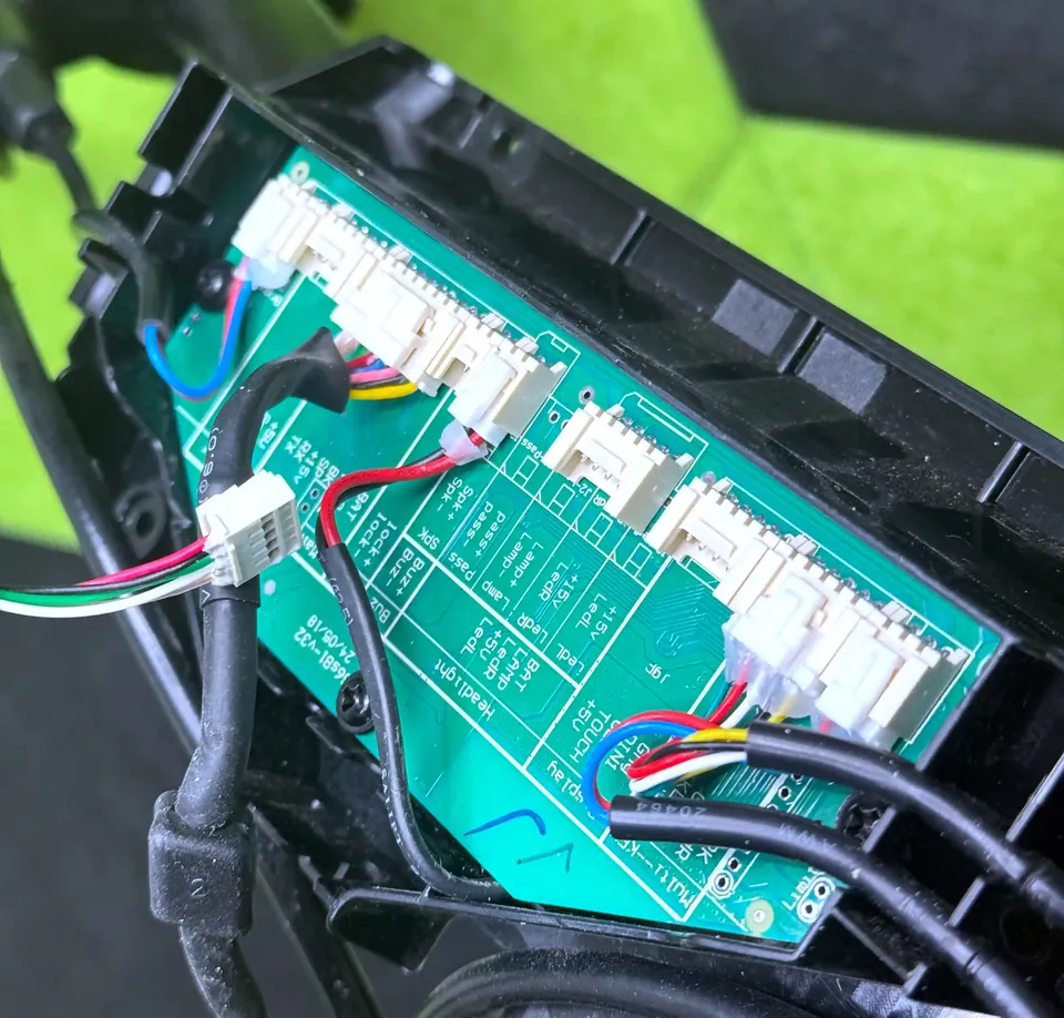 Płytka sterownika hulajnogi elektrycznej z podłączonymi przewodami